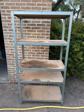 Stevig rek in metaal met houten liggers beschikbaar voor biedingen