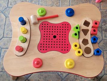 Houten speeltafel: ontdekken van vormen en kleuren  beschikbaar voor biedingen