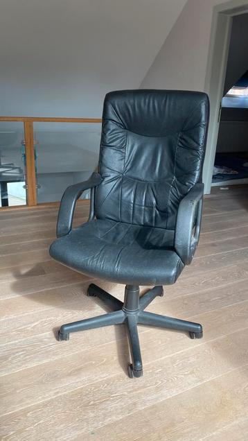 fauteuil de bureau en cuir, à roulette beschikbaar voor biedingen