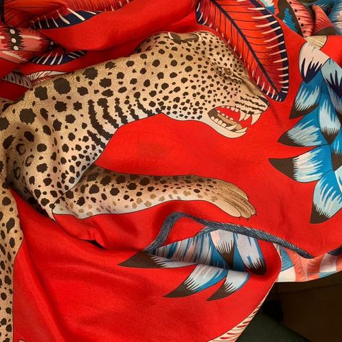 Grote foulard Hermès. Ook Delvaux en Louis Vuitton te koop., Handtassen en Accessoires, Tassen | Damestassen, Blauw, Ophalen of Verzenden