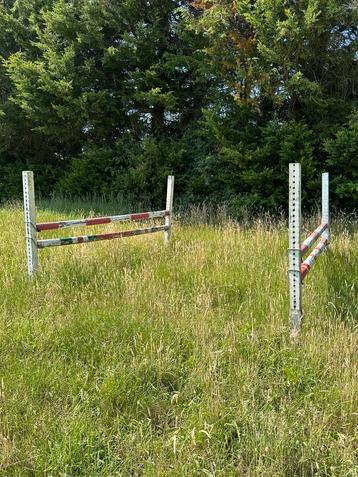 Compleet pakket gebruikte staanders en balken voor springen beschikbaar voor biedingen