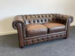 Vintage Chesterfield twee zit bank van bruin leer, Antiek en Kunst, Ophalen