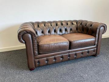 Vintage Chesterfield twee zit bank van bruin leer beschikbaar voor biedingen