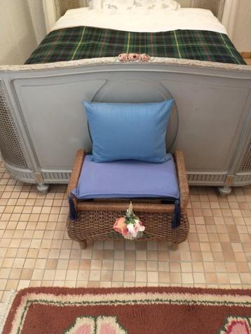 Coffre à ouvrage en osier tressé + coussins & rangement beschikbaar voor biedingen
