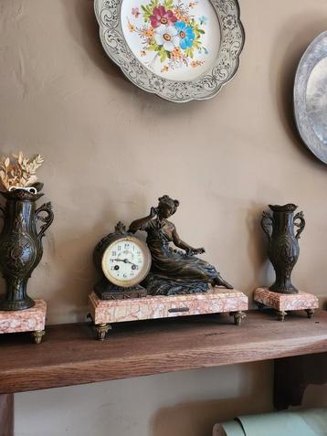 Zeer mooi antiek schouwgarnituur in marmer en brons  beschikbaar voor biedingen