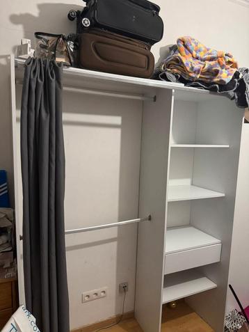 Garde robe à rideaux  beschikbaar voor biedingen