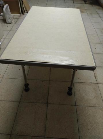 Tafel in kunststof en opplooibaar  beschikbaar voor biedingen