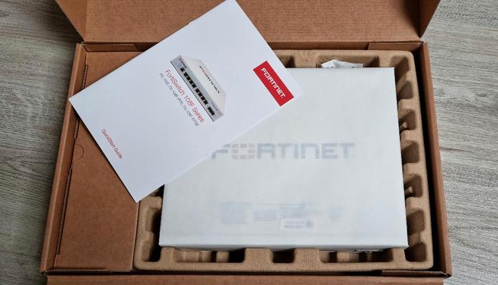 Fortinet FortiSwitch 108F-FPOE, Computers en Software, Netwerk switches, Nieuw, Ophalen of Verzenden