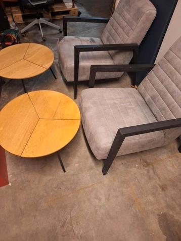 2 chaises d'une personnes + 2 petite tables. beschikbaar voor biedingen