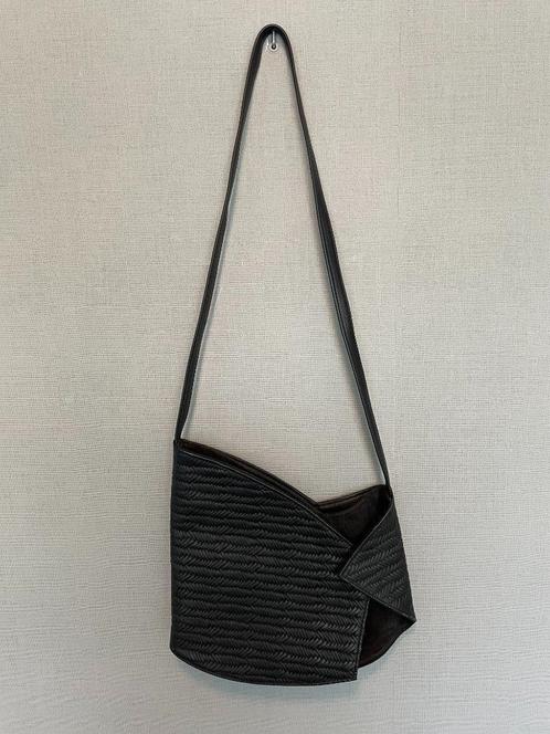 Zwarte gevlochten handtas van S. Cazenave, Handtassen en Accessoires, Tassen | Damestassen, Zo goed als nieuw, Handtas, Zwart
