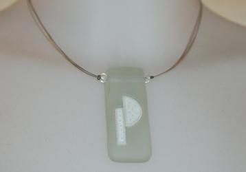 Choker ketting 4 staaldraden, matglazen hanger met P-letter. beschikbaar voor biedingen