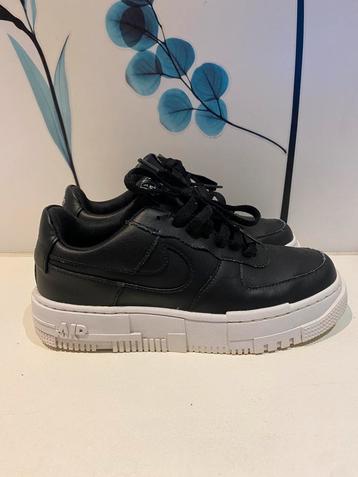 Nike Air Force 1 Shadow Noir/Blanc – Style et Confort disponible aux enchères