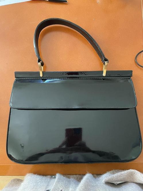 Prachtige vintage handtas uit de jaren 60, zwart lakleer in, Handtassen en Accessoires, Tassen | Damestassen, Gebruikt, Handtas