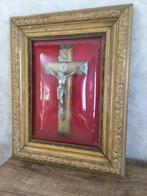 Kruisbeeld achter glas., Ophalen of Verzenden