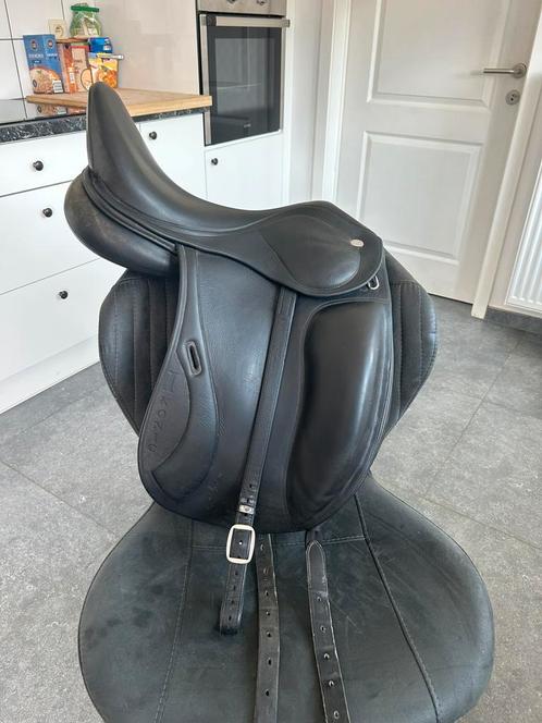 Selle de dressage Ikonic 17,5“, Dieren en Toebehoren, Paarden en Pony's | Zadels, Zo goed als nieuw, Dressuur, Ophalen