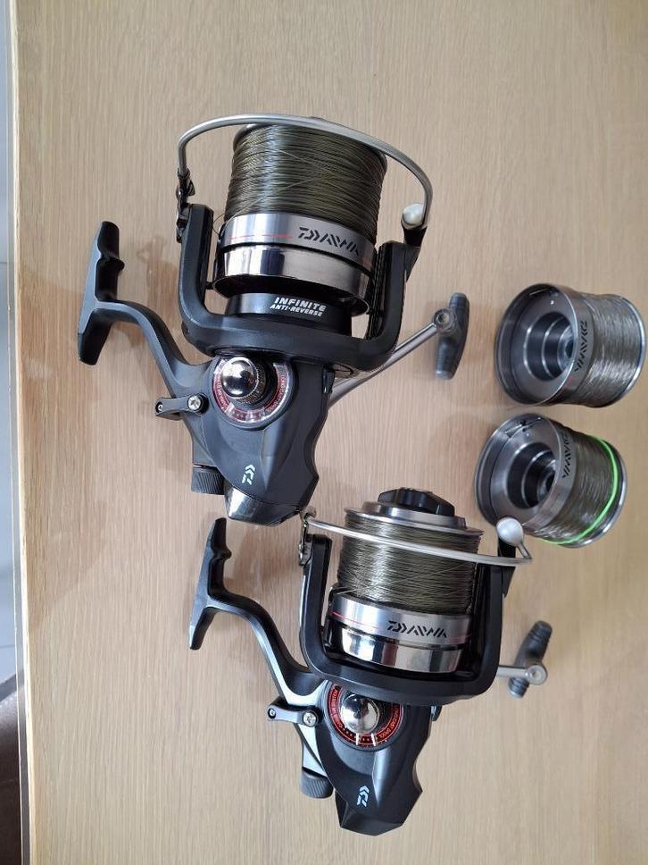 2 karpmolens van daiwa windcast br 5500lda, Watersport en Boten, Hengelsport | Karpervissen, Zo goed als nieuw, Molen, Ophalen