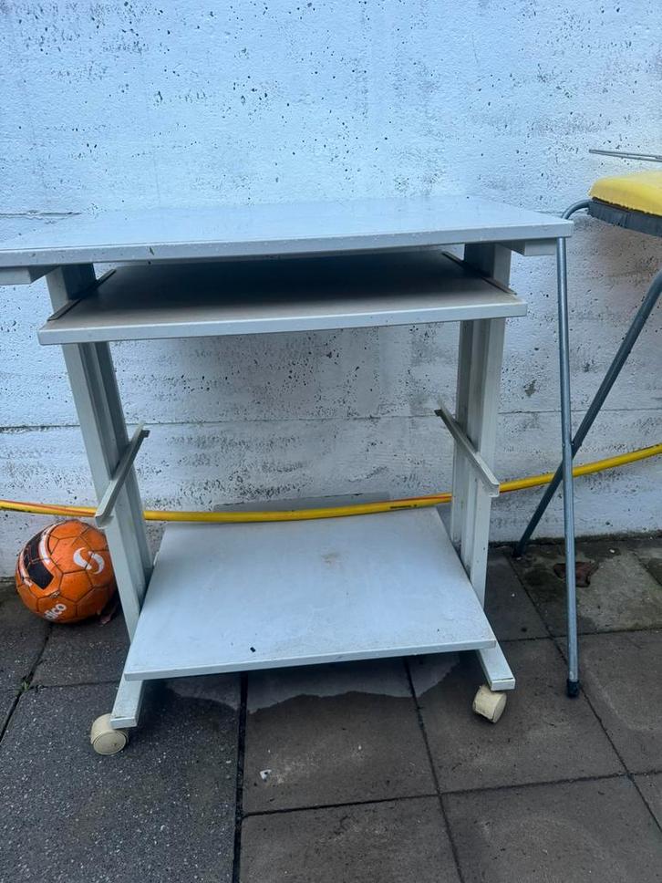 Computer desk, Huis en Inrichting, Bureaus, Zo goed als nieuw, Bureau, Met wielen, Ophalen of Verzenden