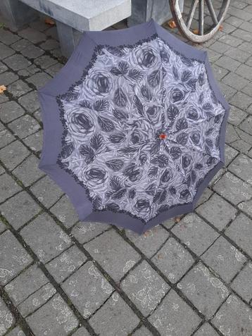 Brocante paraplu beschikbaar voor biedingen