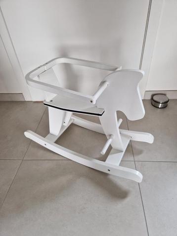 Wit houten hobbelpaard beschikbaar voor biedingen