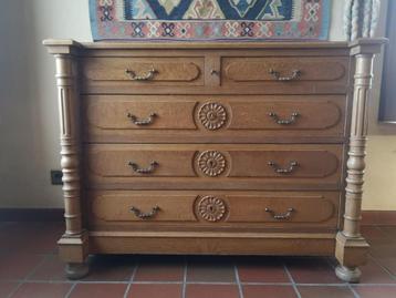 Antieke dressoir in massief eikenhout met fijne ornamenten beschikbaar voor biedingen