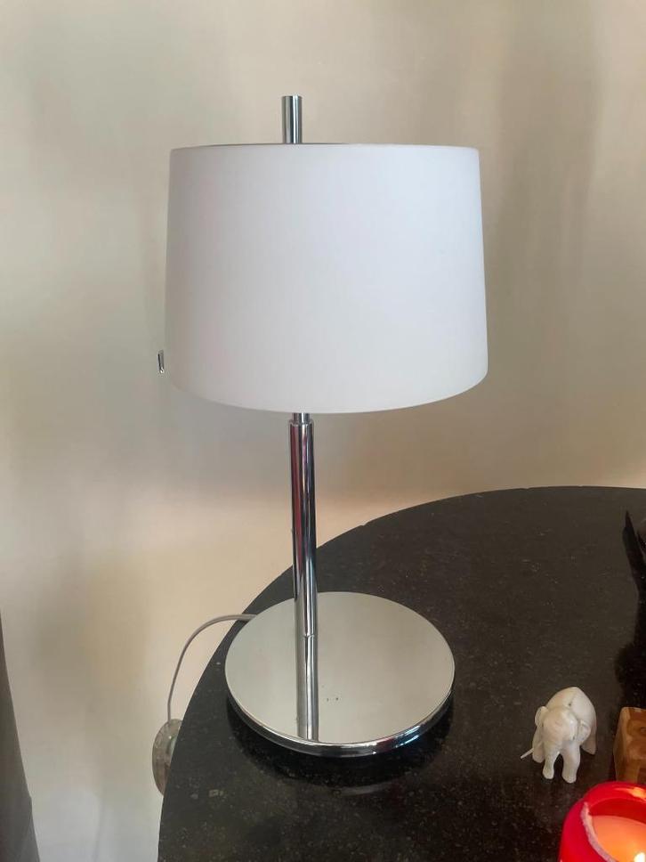 Relco Milano tafellamp – opaalglazen kap & chromen voet, Huis en Inrichting, Lampen | Tafellampen, Nieuw, Minder dan 50 cm, Glas