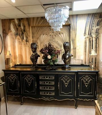 Prachtig gerestyld Queen Ann dressoir.
 beschikbaar voor biedingen