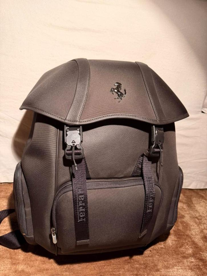Ferrari-tas, Handtassen en Accessoires, Tassen | Rugtassen, Nieuw, Overige merken, 40 cm of meer, 45 tot 60 cm, Waterdicht, Ophalen of Verzenden