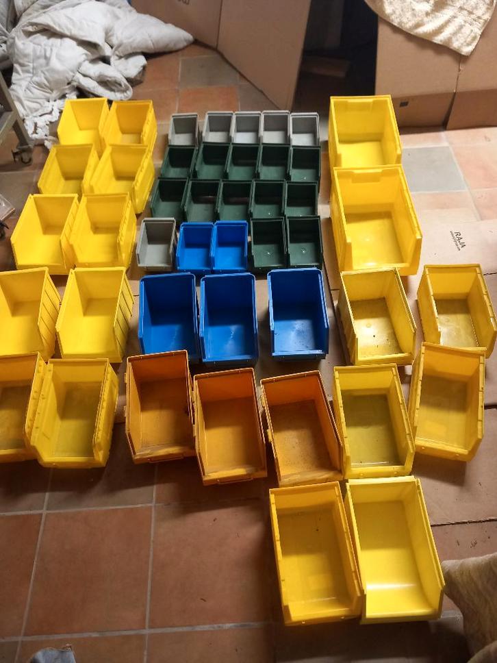 44 bacs empilables/bacs de rangement/bacs de garage 50€, Bricolage & Construction, Casiers & Boîtes, Enlèvement ou Envoi