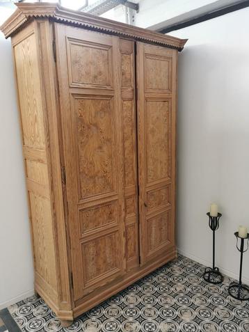 Prachtige massieve pitch-pine kleerkast beschikbaar voor biedingen