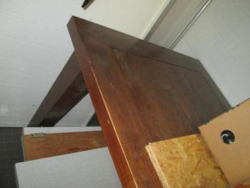 tafel hoofdzakelijk massief hout beschikbaar voor biedingen