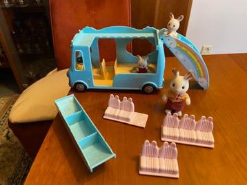 Sylvanian Le bus arc-en-ciel des bébés. Chauffeur et 2 bébés disponible aux enchères