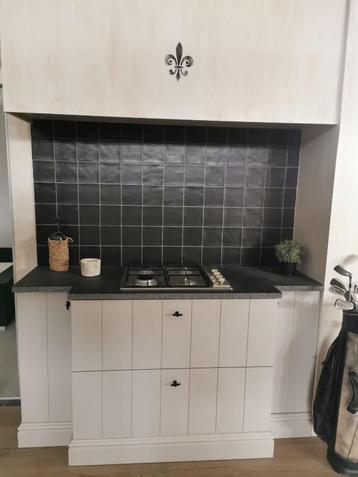 Landelijke kleine keukenopstelling uit onze showroom beschikbaar voor biedingen
