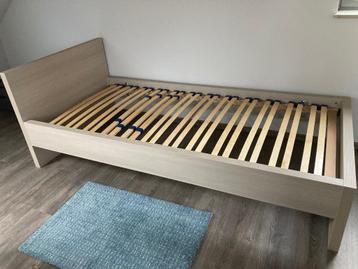 Eenpersoons bed met lattenbodem en matras beschikbaar voor biedingen