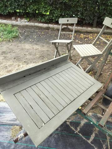 Balkontafel inklapbaar en twee stoelen beschikbaar voor biedingen