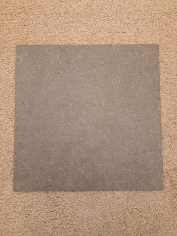 55 dalles de grès cérame  (11,2m2) 45/45/9.5cm de ton gris 