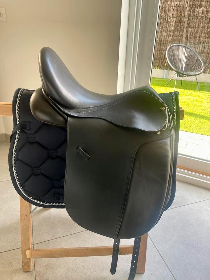 Waldhausen Premium Dressuurzadel 17,5 inch, Dieren en Toebehoren, Paarden en Pony's | Zadels, Zo goed als nieuw, Dressuur, Ophalen
