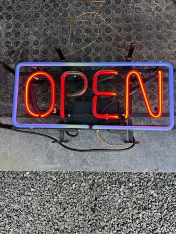 Neon verlichting beschikbaar voor biedingen