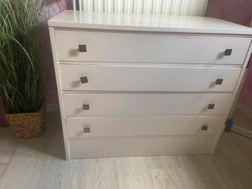 Commode en bois beschikbaar voor biedingen