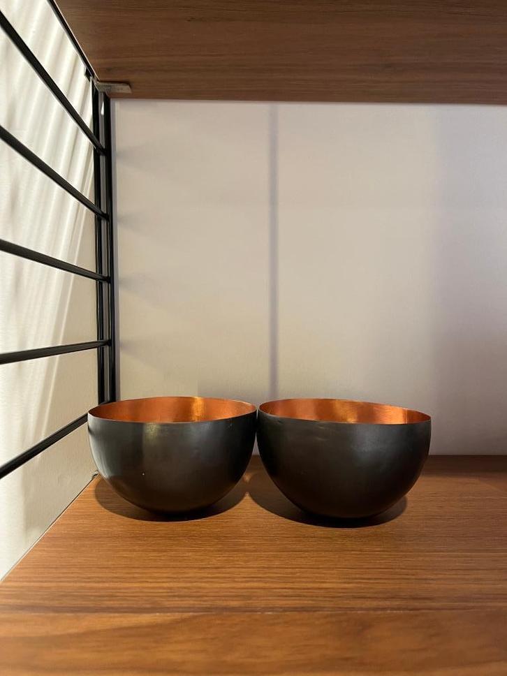 TOM DIXON „Form” koper/zwarte kom (set van 2), Huis en Inrichting, Woonaccessoires | Dienbladen, Zo goed als nieuw, Metaal, Rond
