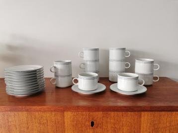 12 vintage koffietasjes met onderbordjes beschikbaar voor biedingen