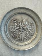 Tinnen schotel met bloemenboeket., Antiek en Kunst, Ophalen