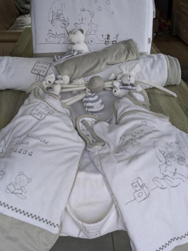 Article chambre bebe, Enfants & Bébés, Couvertures, Sacs de couchage & Produits pour emmailloter, Utilisé, Gigoteuse ou Couverture d'emmaillotage