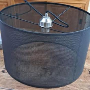 trendy zwarte metalen hanglamp beschikbaar voor biedingen