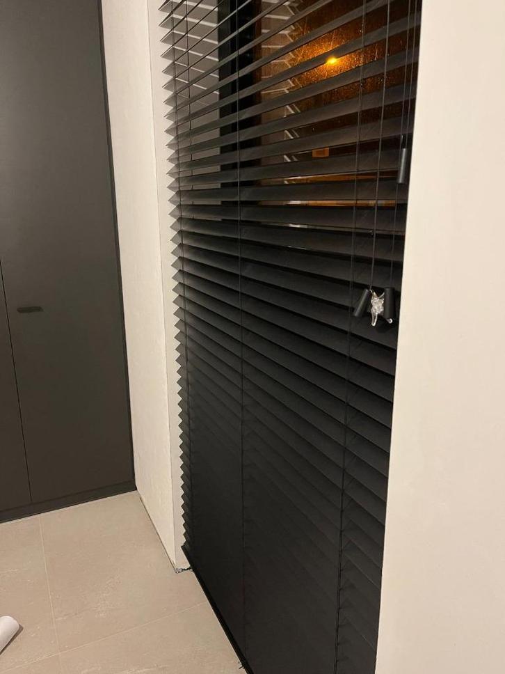 Zwarte lamel store - Houten Jalouzie zwart 64.5cm breed, Huis en Inrichting, Stoffering | Gordijnen en Lamellen, Nieuw, 200 cm of meer