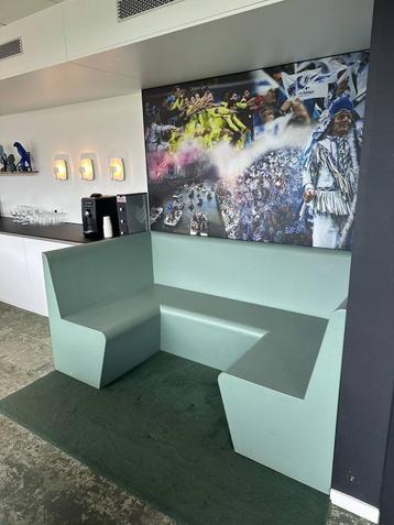 Designer u vormige bank in mint groen beschikbaar voor biedingen