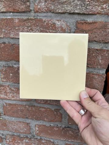 retro tegeltjes 15,5x15,5 cm geel beschikbaar voor biedingen
