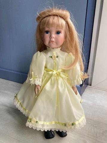 Porseleinen pop beschikbaar voor biedingen