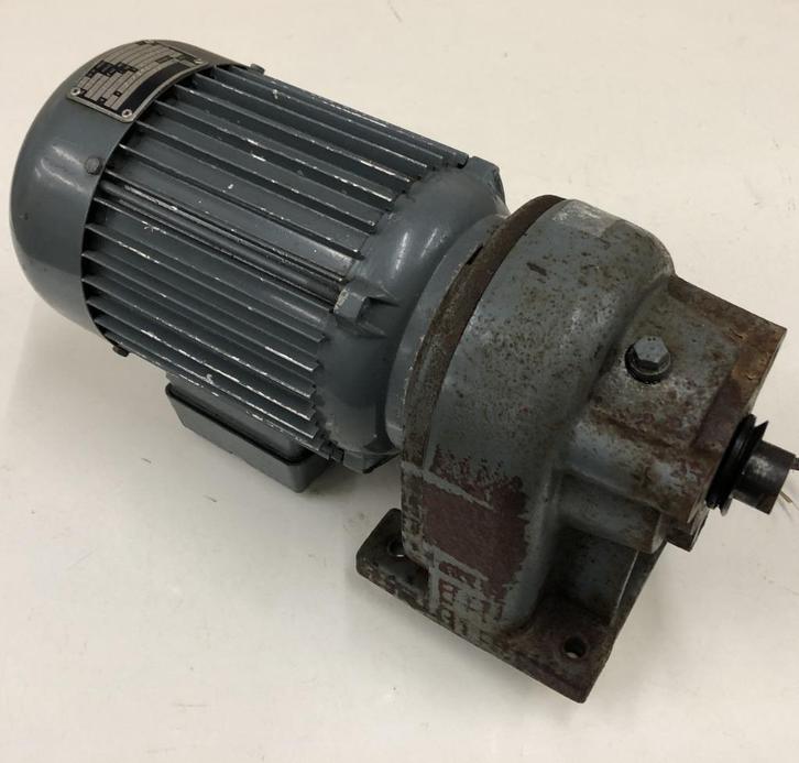 220/400 volt lier motor / vertragingsmotor 75 euro, Doe-het-zelf en Bouw, Lieren en Takels, Zo goed als nieuw, Elektrisch, Ophalen of Verzenden