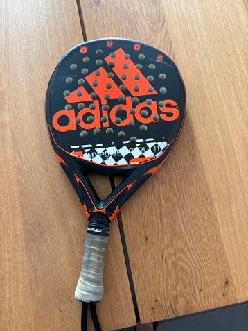 Padel racket adidas beschikbaar voor biedingen