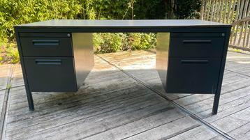Vintage metalen bureau industrieel beschikbaar voor biedingen